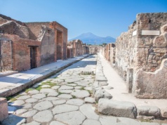 Turysta z Polski złapany przez strażników w Pompejach. Zbierał 