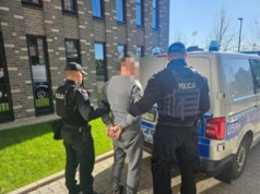 Ojciec i syn przykuli 72-latkę do kaloryfera