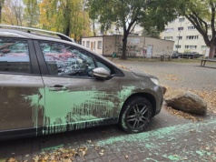 Samochód na Bielanach oblany zieloną farbą. Mieszkańcy ze znieczulicą mówią, że 