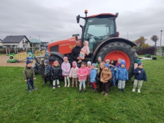 Do przedszkola rolnik zajechał traktorem! Niecodzienna lekcja dla najmłodszych