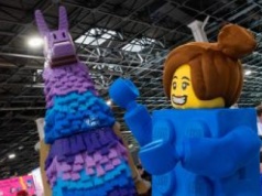 Prawie cztery metry i tona klocków – zobacz lamę z LEGO® Fortnite® w ten weekend na PGA