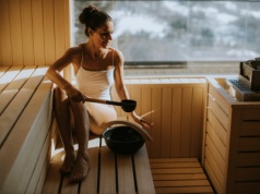 Fakt, o którym się nie mówi: Saunowanie w stroju kąpielowym niebezpieczne dla zdrowia