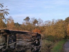 Porzucony przewrócony na bok samochód. Kierowca odpowie przed sądem