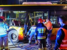 Zderzenie ciężarówki z autobusem w Warszawie. Ranni pasażerowie