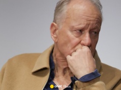 Syn gwiazdora jest dręczony przez rówieśników w szkole. 