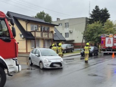 Zderzenie aut w Łęce Opatowskiej. Mokra jezdnia mogła być przyczyną wypadku