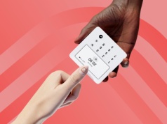 Telefon? Zegarek? Boże, co za relikt przeszłości. Szwajcar płaci w sklepie małym palcem