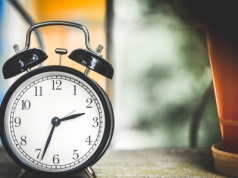 Jutro rosół zjesz „godzinę później”. Mieliśmy z tym skończyć. Co stanęło na przeszkodzie?