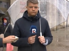 Tajemniczy mężczyzna próbował wcisnąć na ulicy reporterowi TV Republika pieniądze. 