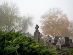 Suwałki: przedświąteczne sprzątanie cmentarza siedmiu wyznań