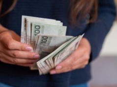 Co zrobić z pieniędzmi na wypadek wojny? Oto złote rady eksperta