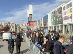 Kolejka jak za PRL-u. Tylko dwie kasy na Targach Książki w Krakowie (ZDJĘCIA)