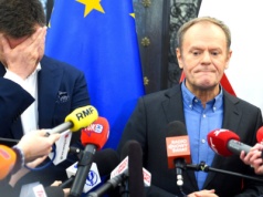 PiS rozmawia na temat programu dla Polski, a KO rozmawia o sobie