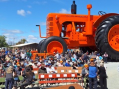 Największy ciągnik na świecie nie pracuje, ale przynosi niezłą kasę