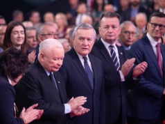 Konwencja PiS. Kaczyński jak zwykle: prężył muskuły i straszył Zachodem. Ale ma kłopoty