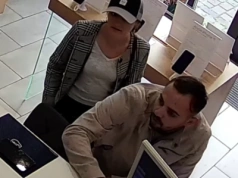 Ze sklepu w centrum Katowic ukradli telefony komórkowe. Policja publikuje zdjęcia