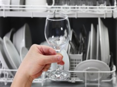 Wystarczą 2 łyżki. Nigdy więcej nie kupisz nabłyszczacza do zmywarki