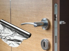 Trik z folią aluminiową na klamce. Coraz więcej osób to robi – powód może zaskoczyć