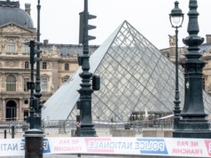 Media: dwaj mężczyźni zatrzymani w związku z kradzieżą klejnotów w Luwrze