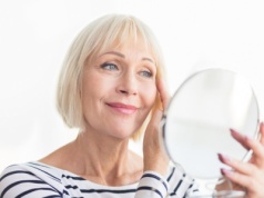 Tak maluj oczy po 50-tce. Optycznie je powiększysz i odmłodzisz spojrzenie