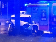 Samochód wypadł z drogi na rondzie im. Dmowskiego w Lublinie i uderzył w słup latarni (zdjęcia)