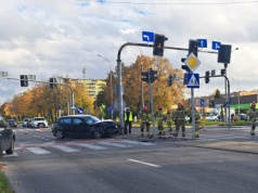 Zderzenie dwóch samochodów na skrzyżowaniu. Dwie osoby trafiły do szpitala