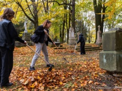 Młodzież i urzędnicy zadbali o Stary Cmentarz przy Targowej przed Wszystkimi Świętymi!