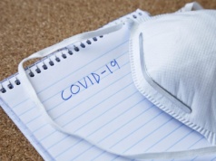 Podejrzewasz, że masz COVID? Oto, co powinieneś zrobić