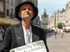Prof. Barbara Klich-Kluczewska, Jarosław Kałuża i Bogusław Kośmider z Medalami św. Krzysztofa