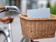 Pieszo, na rowerze, a czasem hulajnogą – branża pocztowa od lat działa niskoemisyjnie, teraz z pomocą technologii