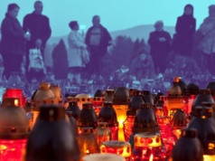 Okazja, aby kupić tanie znicze i kwiaty. Tylko w wybrane dni