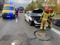 Dwie skody zderzyły się na Bemowie. Trzy osoby pod opieką ratowników