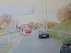 10-latek bez butów spacerował środkiem ulicy. Wiele osób przejeżdżało nie reagując (wideo)