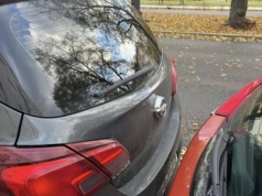 "Perfekcyjnie" zastawił jej auto na jednym z warszawskich parkingów. W Internecie wylały się: hejt i empatia. "Nikogo o to nie prosiłam"