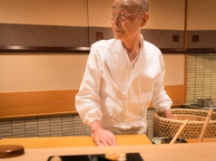 Najsłynniejszy mistrz sushi na świecie kończy 100 lat. Jego sekret? „Praca”