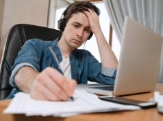 Przytuleni do etatu. Strach zatrzymał Polaków w pracy