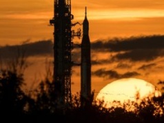 Tym ludzie polecą do Księżyca. Orion już na szczycie rakiety SLS