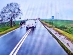 Dzieci wchodzą na pasy, a busiarz wyprzedza na podwójnej ciągłej. Chwile grozy na drodze