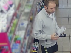 Olsztyn. Seria kradzieży sklepowych. Policja opublikowała wizerunek mężczyzny