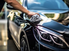 Jak zadbać o elementy z tworzyw sztucznych w aucie, by nie blakły na słońcu?