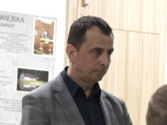 Urzędnicy będą krócej pracować. Czy jest ich za dużo?