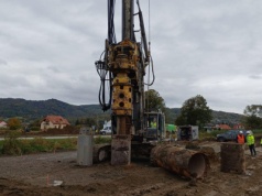 Wbijają pale pod 37 obiektów inżynieryjnych. Najtrudniejsze odcinki S19 właśnie wchodzą w ziemię