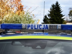 Bez kurtki, bez buta, za to z promilami. 29-latek próbował łapać stopa na autostradzie