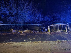 Przebił barierki i wpadł do rowu. Kierowca miał ponad 2 promile