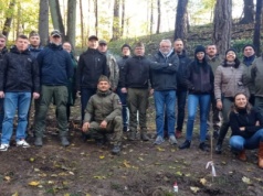 Członkowie Fundacji im. Pułku 4 Ułanów Zaniemeńskich i uczniowie z Grzegorzewa porządkowali groby bohaterów w Wilnie