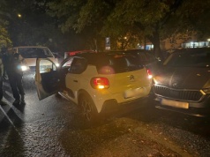 Poznań: Plicjanci zatrzymali 50-latka na „gorącym uczynku” kradzieży samochodu