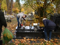 Posprzątają, zapalą znicz i... pomodlą się. Ile kosztuje profesjonalna opieka nad grobem?