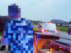 Trzech wesołych mężczyzn jechało zaprzęgiem konnym. Jeden trafił do szpitala, dwóch do celi