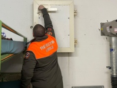 Hanna mieszka w Szwajcarii, w piwnicy ma pancerne drzwi. 