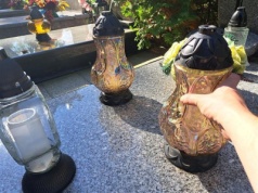 Tak zabezpieczysz znicze przed kradzieżą. Banalny trik, który działa